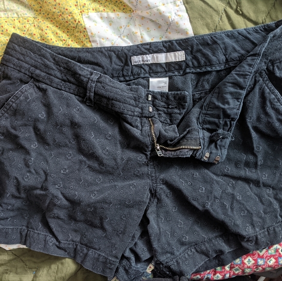 Old Navy black embroidered cotton shorts - Picture 2 of 2